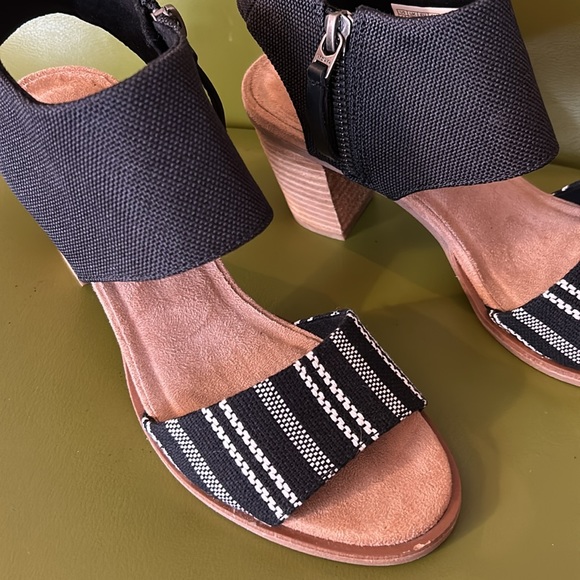 TOMS SANDALS - Picture 2 of 6